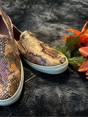Chic & edgy metallic hued snakeskin slip-on shoes!
